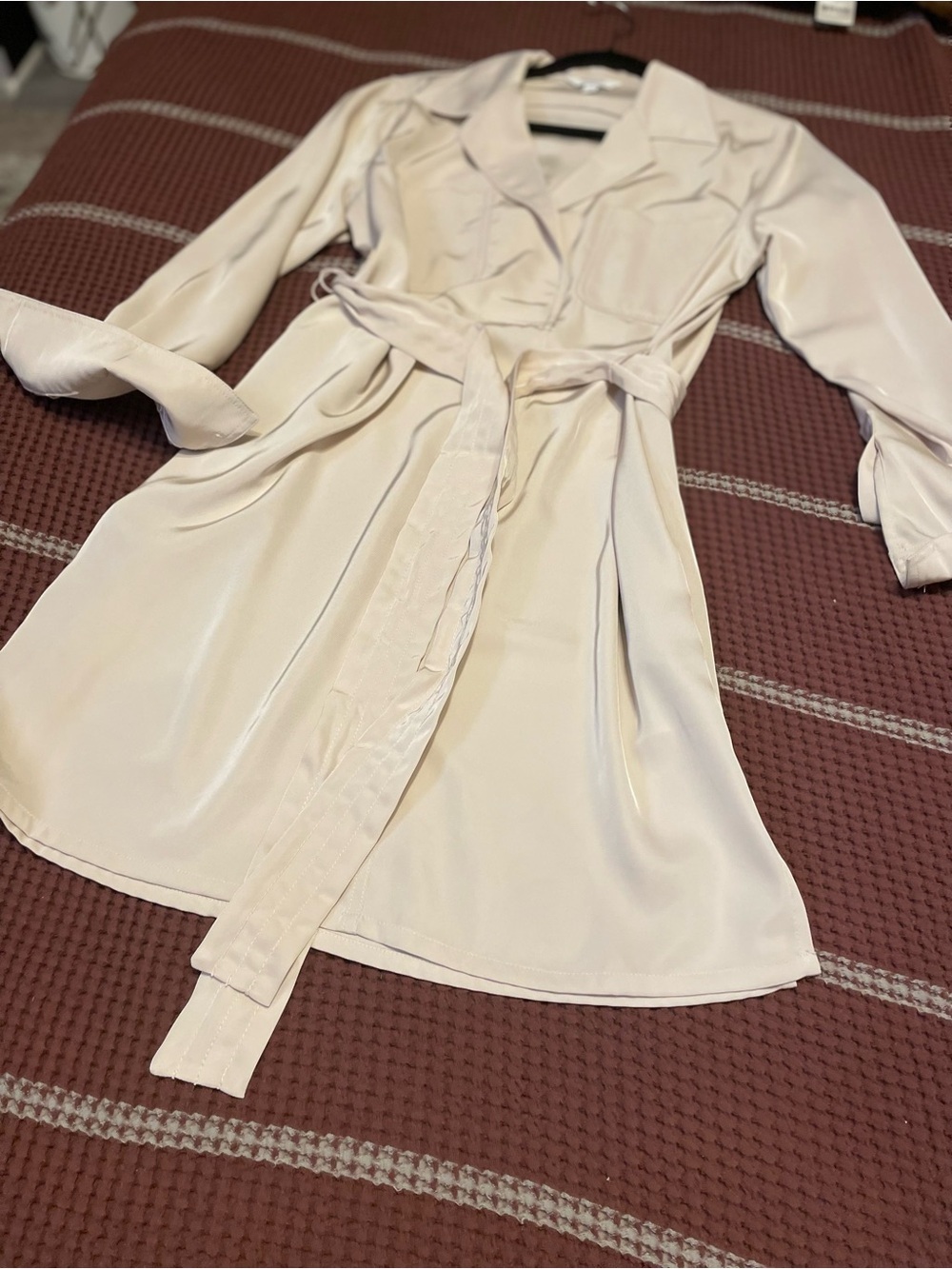 Banana Republic Cream Satin Belted BUTTON DOWN DRESS W/Pkts and matching belt